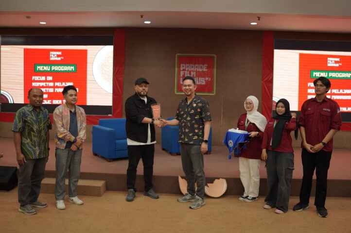 Penyerahan Plakat Kepada Joko Anwar